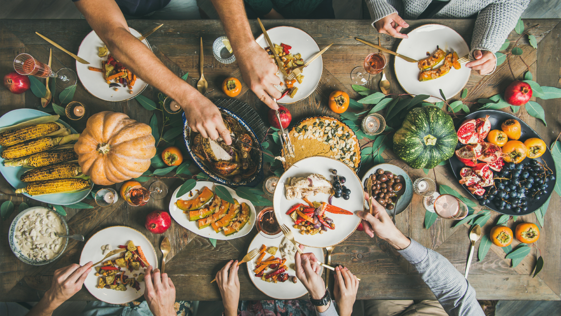 Family enjoying healthy Thanksgiving recipe options